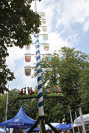 Kennzeichen ist der Maibaum (Bild: Martin Schmitz)